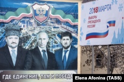 Плакат с Ахматом Кадыровым, Владимиром Путиным и Рамзаном Кадыровым в Грозном перед президентскими выборами 2018 года.
