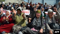Кыргызские женщины во время протестной акции. Архивное фото.