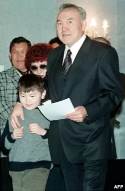 Экс-президент Казахстана Нурсултан Назарбаев с внуком Айсултаном в день президентских выборов 10 января 1999 года.