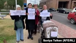 Активистки из Нур-Султана выступают против строительства китайских заводов в Казахстане. 3 сентября 2019 года.