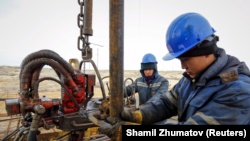 Нефтяники на месторождении в Казахстане.