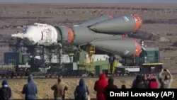 Транспортировка ракеты «Союз-ФГ» на стартовую площадку на Байконуре. Кызылординская область, 23 сентября 2019 года.
