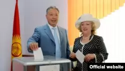 Курманбек Бакиев в бытность президентом Кыргызстана с супругой Татьяной на избирательном участке в день выборов в 2009 году.