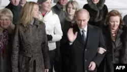 Президент России Владимир Путин с супругой Людмилой и дочерью Марией на пути к избирательному участку в день парламентских выборов. 2 декабря 2007 года.