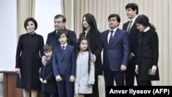 Шавкат Мирзияев с семьей на избирательном участке в Ташкенте в день президентских выборов, по официальным итогам которых он одержал победу и вступил в должность. 4 декабря 2016 года.