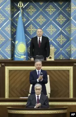 Нурсултан Назарбаев в день сложения президентских полномочий, спикер мажилиса (нижней палаты) Нурлан Нигматулин и вступающий в должность президента спикер сената Касым-Жомарт Токаев. Астана, 20 марта 2019 года.