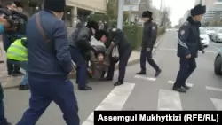 Полицейские проводят задержания на месте, которое запрещенное в стране движение ДВК указало как точку проведения протеста. Нур-Султан, 26 октября 2019 года.