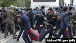 Задержания на антиправительственом митинге в день досрочных президетских выборов в Казахстане. Нур-Султан, 9 июня 2019 года.