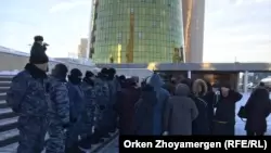 Полицейский спецназ блокирует многодетным матерям путь к резиденции президента. Нур-Султан, 18 декабря 2019 года.