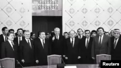 Серикболсын Абдильдин (первый слева в первом ряду) и Нурсултан Назарбаев (третий слева в первом ряду) на встрече, посвященной образованию СНГ. Алматы, 21 декабря 1991 года.