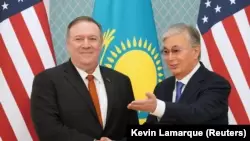 Госсекретарь США Май Помпео (слева) и президент Казахстана Касым-Жомарт Токаев. Нур-Султан, 2 февраля 2020 года.