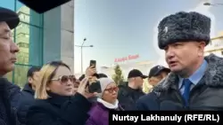 Собравшиеся у здания департамента полиции Алматы после известия о смерти в СИЗО Нур-Султана активиста Дулата Агадила. 25 февраля 2020 года.