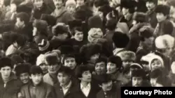 Участники демонстрации казахской молодежи на центральной площади в Алма-Ате в декабре 1986 года. Фото из Центрального государственного архива.