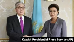 Вступивший в должность президента Касым-Жомарт Токаев обменивается рукопожатием с Даригой Назарбаевой, которая стала спикером сената в день отставки своего отца, Нурсултана Нуразарбаева. Астана, 20 марта 2019 года.