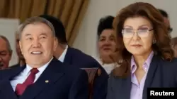Бывший президент Казахстана Нурсултан Назарбаев и его старшая дочь Дарига, которая занимала пост спикера сената парламента.