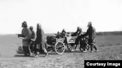 Казахи, спасающиеся от Голода. Предположительно 1932 год.