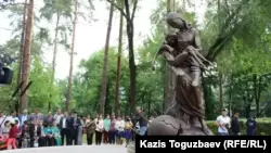 Памятник жертвам Голода в Казахской степи начала 1930-х годов. Алматы, 31 мая 2017 года.
