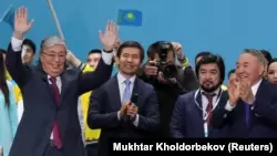Бывший президент Казахстана Нурсултан Назарбаев (справа) и его ставленник Касым-Жомарт Токаев, выдвинутый кандидатом в президенты на съезде партии «Нур Отан», которую возглавляет его предшественник. Нур-Султан, 23 апреля 2019 года.