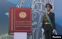 Почетный караул у инсталляции, символизирующей Конституцию Казахстана. Астана, август 2014 года.
