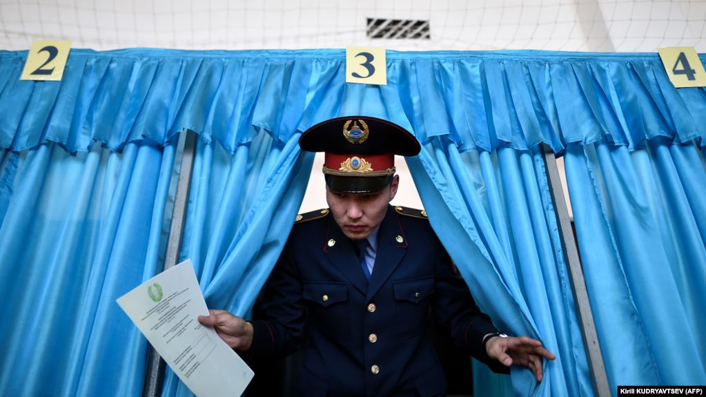 Анализ: скандалы усиливают напряженность в преддверии противоречивых выборов в Казахстане и Кыргызстане