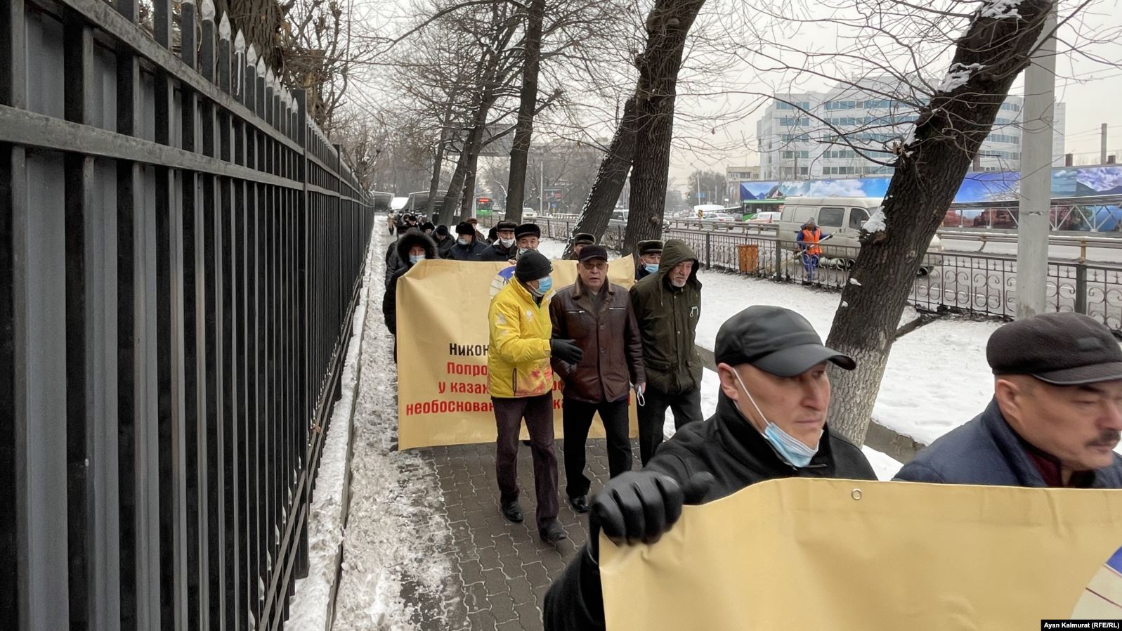 «Пусть принесут извинения казахскому народу». Протест у российского консульства