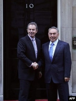 Премьер-министр Великобритании Тони Блэр (слева) встречается с президентом Казахстана Нурсултаном Назарбаевым на ступенях Даунинг-стрит, 10. в Лондоне, 21 ноября 2006 года.