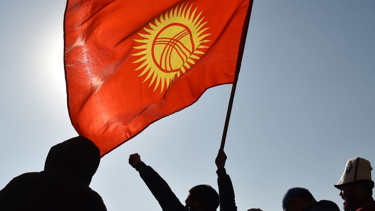 «Мы, наверное, живем в демократической стране». Как Кыргызстан готовится к выборам президента