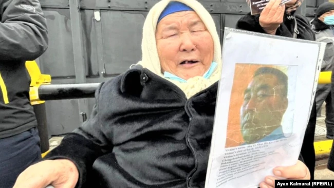 «Прекратить геноцид!» Казахи из Китая требуют освободить родных в Синьцзяне