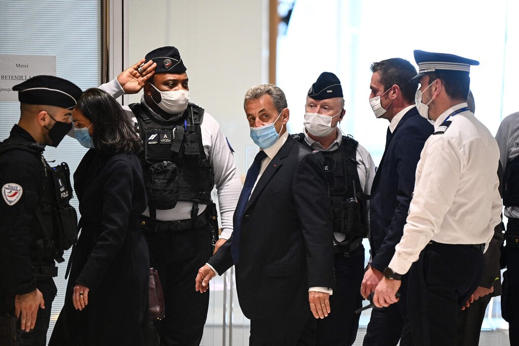 Экс-президент Саркози приговорен к тюремному заключению за коррупцию во Франции