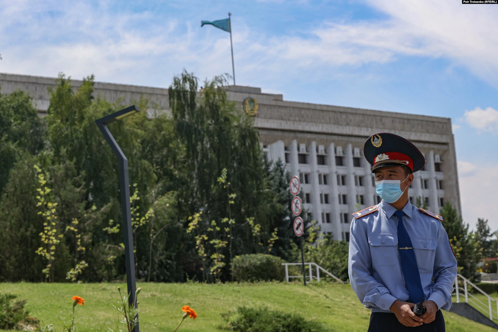 Задержания, оцепление и проверки: репортаж с места запланированного митинга в Алматы