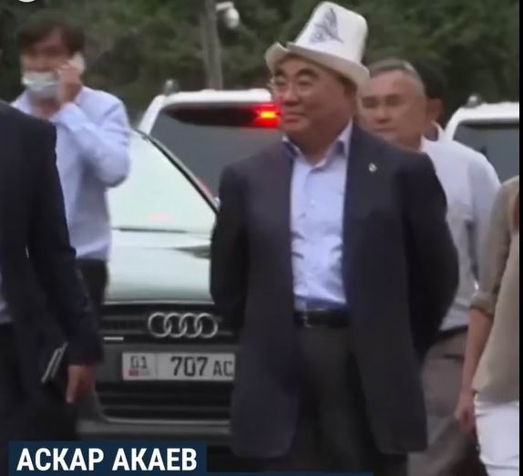 Беглого президента Кыргызстана Акаева доставили в ГКНБ в Бишкеке. После допроса он заявил, что приехал помочь следствию по делу о "Кумторе"
