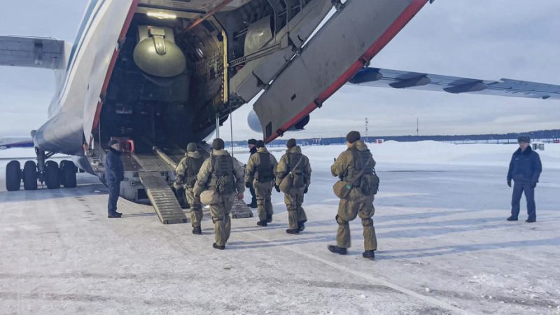 Российские войска находятся в Казахстане, чтобы помочь подавить смертоносные антиправительственные протесты