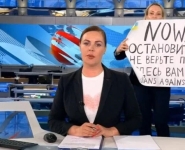 Бывшая сотрудница Первого канала Марина Овсянникова решила научить борьбе с пропагандой журналистов Киева. Лучше бы она этого не делала