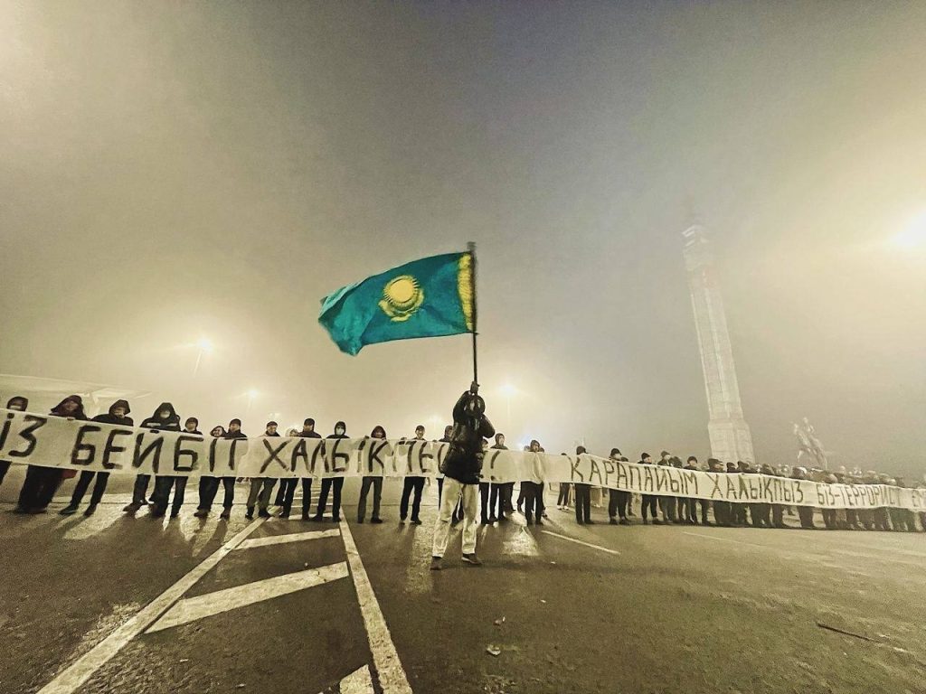 На снимке: мирные протестующие на площади Республики в Алматы в ночь с 5 на 6 января 2022 года.